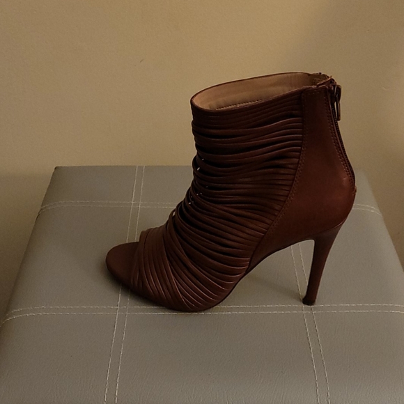 Peep toe ankle boots with back zipper. - Picture 4 of 6